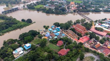 Sel suları 2021 yılında Tayland 'ın merkezinde bir ev ve pirinç tarlasını ele geçirdi. Birçok bina suya batmıştır. İHA 'dan görüntü felaketi