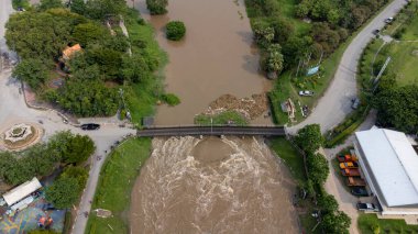 Tha Ruea, Ayutthaya, Tayland - Ekim 2021: Rama 6 Barajı 'nın (Phra Narai Kapısı) havadan görünüşü. Tayland 'ın merkezinde sel felaketi sırasında. Birçok bina suya batmıştır. İHA 'dan fotoğraf felaketi