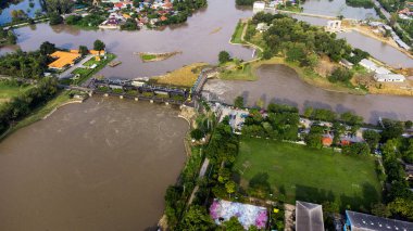 Tha Ruea, Ayutthaya, Tayland - Ekim 2021: Rama 6 Barajı 'nın (Phra Narai Kapısı) havadan görünüşü. Tayland 'ın merkezinde sel felaketi sırasında. Birçok bina suya batmıştır. İHA 'dan fotoğraf felaketi