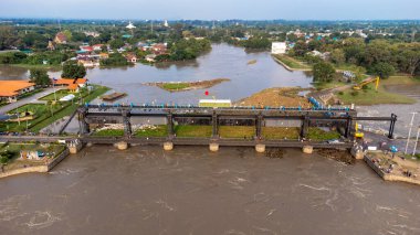 Tha Ruea, Ayutthaya, Tayland - Ekim 2021: Rama 6 Barajı 'nın (Phra Narai Kapısı) havadan görünüşü. Tayland 'ın merkezinde sel felaketi sırasında. Birçok bina suya batmıştır. İHA 'dan fotoğraf felaketi