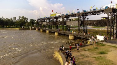 Tha Ruea, Ayutthaya, Tayland - Ekim 2021: Rama 6 Barajı 'nın (Phra Narai Kapısı) havadan görünüşü. Tayland 'ın merkezinde sel felaketi sırasında. Birçok bina suya batmıştır. İHA 'dan fotoğraf felaketi