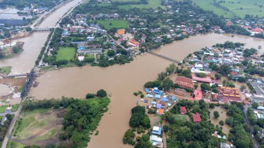 Tha Ruea, Ayutthaya, Tayland - Ekim 2021: Rama 6 Barajı 'nın (Phra Narai Kapısı) havadan görünüşü. Tayland 'ın merkezinde sel felaketi sırasında. Birçok bina suya batmıştır. İHA 'dan fotoğraf felaketi
