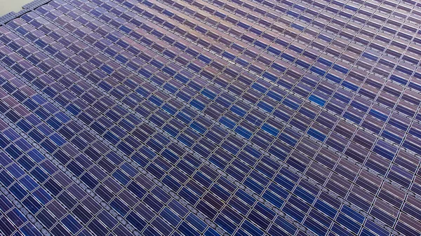 Panele Słoneczne Wodzie Widoku Powietrza Szereg Rzędów Ogniw Słonecznych Polikrystalicznego — Zdjęcie stockowe