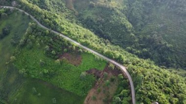 Sabah yağmur yağdıktan sonra dağların tepesindeki gökyüzü manzarası sisli ve yeşil orman, Doi sakad, Pua, Nan, Tayland. Güzel dağları aşarak yol üzerinden ulaşım. İHA 'dan ateşlenmiş..