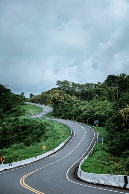 Kök 1081 'deki 3 numaralı yol ya da gökyüzü yolu Santisuk' taki dağların tepesinde - Bo Kluea Bölgesi, Nan bölgesi, Tayland.