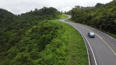 4K odak noktası 3 numaralı yol ya da 1081 no 'lu gökyüzü yolu Zirvesindeki dağların tepesindeki yeşil orman - Bo Kluea Bölgesi, Tayland.