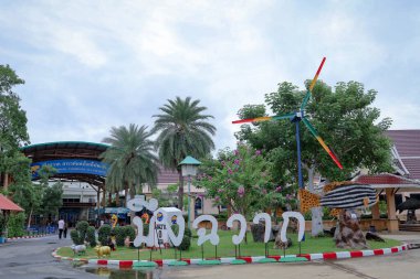 Suphan Buri, Tayland - Eylül 2021: Bungchawak akvaryumu çevresi. Bungchawak Tayland 'da popüler bir akvaryum ve hayvanat bahçesidir..