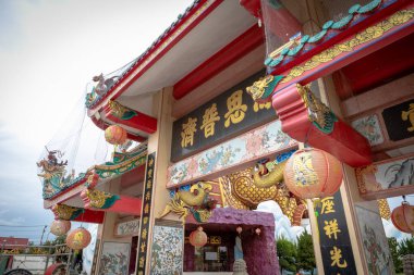 Suphanburi, Tayland - Eylül 2021: Ejderha Nesli Müzesi Suphanburi Şehir Sütun Tapınağı veya San Chao Por Muang bölgesinde yer almaktadır..