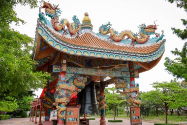 Suphanburi, Tayland - Eylül 2021: Ejderha Nesli Müzesi Suphanburi Şehir Sütun Tapınağı veya San Chao Por Muang bölgesinde yer almaktadır..