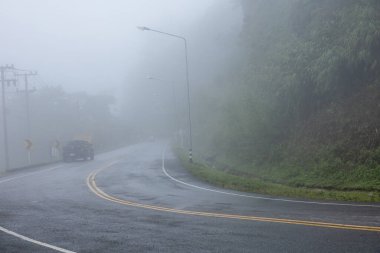 Nan, Thiland- Ekim 2021 - Doi Phu Kha Bakış açısı 1715 yolu, yağmur mevsiminde sis dolu.