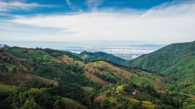 Yağmur mevsiminde Tayland 'ın Pua kentindeki Doi Sakad dağ vadisinin manzarası. Fotoğraf: İHA 'dan hava görüntüsü
