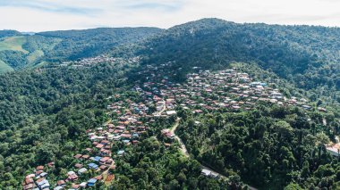 Yağmur mevsiminde Tayland 'ın Pua kentindeki Doi Sakad dağ vadisinin manzarası. Fotoğraf: İHA 'dan hava görüntüsü