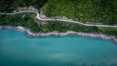 Tayland 'ın Nakorn Sri Thammarat bölgesindeki Khao Phlai Barajı' ndaki Khanom Sichon Yolu 'ndaki Ocean Road ve kum plajı. Drone Aerial View tarafından çekilmiştir.