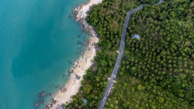 Tayland 'ın Nakorn Sri Thammarat bölgesindeki Khao Phlai Barajı' ndaki Khanom Sichon Yolu 'ndaki Ocean Road ve kum plajı. Drone Aerial View tarafından çekilmiştir.