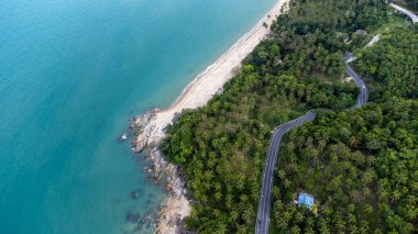 Tayland 'ın Nakorn Sri Thammarat bölgesindeki Khao Phlai Barajı' ndaki Khanom Sichon Yolu 'ndaki Ocean Road ve kum plajı. Drone Aerial View tarafından çekilmiştir.
