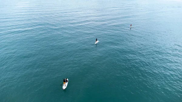 タイ湾 2021年10月 シーカヤック空中ビュー上の未確認の男 黄色と青のコーカサススポーツマン海岸沿いの景色の海で漕ぐカヤック — ストック写真
