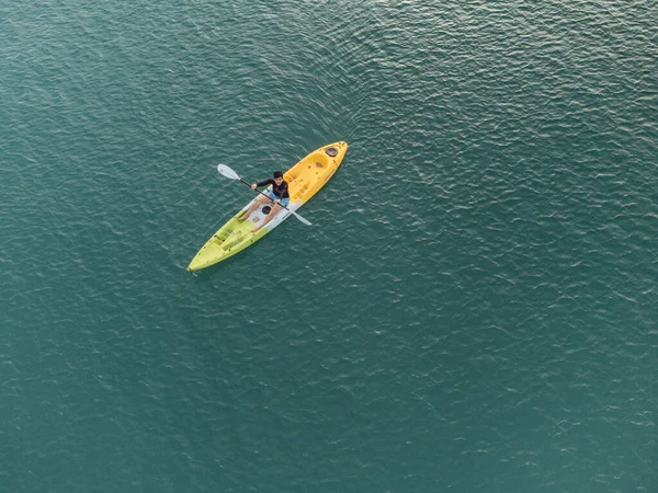 Aerial View 'dan deniz kayakçısı. Kafkas Sporcusu Sarı ve Mavi Kayıkçı Sahilde Sahilde Yüzüyor.