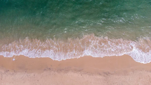 砂浜と波と海の上の澄んだターコイズブルーの海の空中ビュー — ストック写真