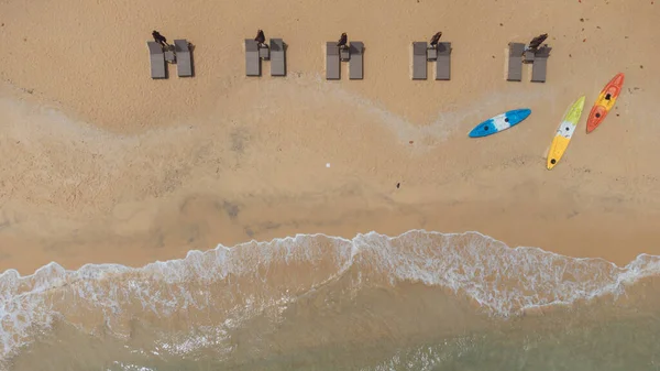 砂浜と波と海の上の澄んだターコイズブルーの海の空中ビュー — ストック写真