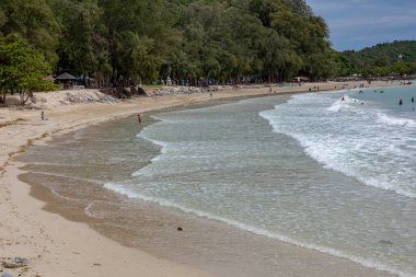 Nang Ram Sahili 'nin deniz kenarındaki atmosferi. Tatil için kullanılabilecek bir yer. Tayland' ın Sattahip şehrinin en ünlü yerlerinden biri.