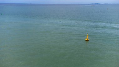 Pattaya, Tayland 'daki Balihai bölgesinde mavi denizli maliyet limanı.
