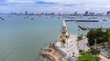 Balihai deniz feneri limanının güzel hava manzarası. Turizm için ünlü bir yer Pattaya, Tayland 'da tatilde dinlenin..