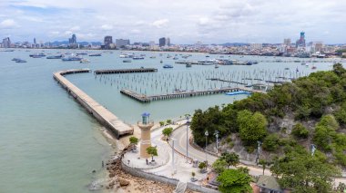 Pattaya, Tayland - Eylül 2021; Balihai deniz feneri liman bölgesinin güzel hava manzarası. Turizm için ünlü bir yer. Pattaya 'da tatilde dinlenin..