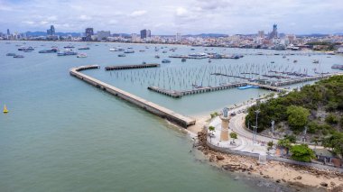 Bali Hai Rıhtımı 'nın güzel hava manzarası. Tayland 'ın Pattaya şehrinden Koh Larn' a gidip tatilde dinlenmek için meşhur bir yer..