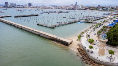 Pattaya, Tayland - Eylül 2021; Bali Hai Rıhtımı 'nın güzel hava manzarası. Tayland 'ın Pattaya şehrinden Koh Larn' a gidip tatilde dinlenmek için meşhur bir yer..