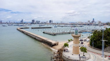 Pattaya, Tayland - Eylül 2021; Bali Hai Rıhtımı 'nın güzel hava manzarası. Tayland 'ın Pattaya şehrinden Koh Larn' a gidip tatilde dinlenmek için meşhur bir yer..