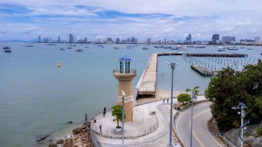 Pattaya, Tayland - Eylül 2021; Balihai deniz feneri liman bölgesinin güzel hava manzarası. Turizm için ünlü bir yer. Pattaya 'da tatilde dinlenin..