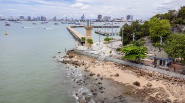 Pattaya, Tayland - Eylül 2021; Balihai deniz feneri liman bölgesinin güzel hava manzarası. Turizm için ünlü bir yer. Pattaya 'da tatilde dinlenin..