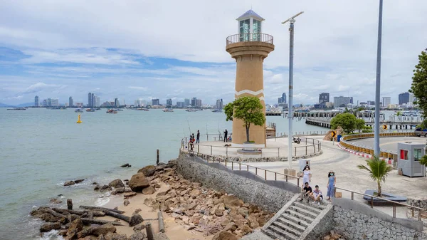 Pattaya, Tayland - Eylül 2021; Balihai deniz feneri liman bölgesinin güzel hava manzarası. Turizm için ünlü bir yer. Pattaya 'da tatilde dinlenin..