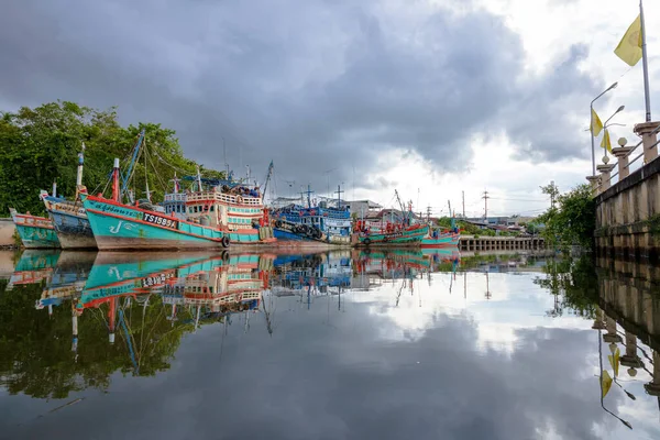 Nakhon Si Thammarat, Tayland - Kasım 2021: Gökyüzü bulutlu gölgeli yerel tekneler