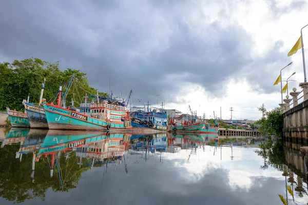 Nakhon Si Thammarat, Tayland - Kasım 2021: Gökyüzü bulutlu gölgeli yerel tekneler