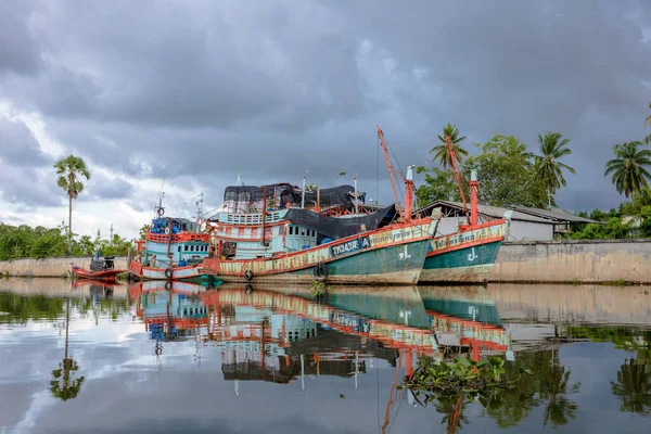 Nakhon Si Thammarat, Tayland - Kasım 2021: Gökyüzü bulutlu gölgeli yerel tekneler