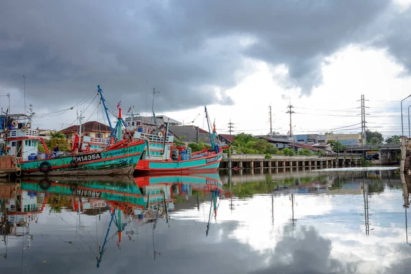 Nakhon Si Thammarat, Tayland - Kasım 2021: Gökyüzü bulutlu gölgeli yerel tekneler