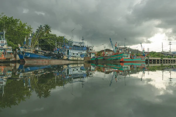 Nakhon Si Thammarat, Tayland - Kasım 2021: Gökyüzü bulutlu gölgeli yerel tekneler