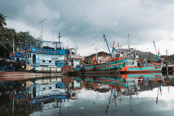 Nakhon Si Thammarat, Tayland - Kasım 2021: Gökyüzü bulutlu gölgeli yerel tekneler