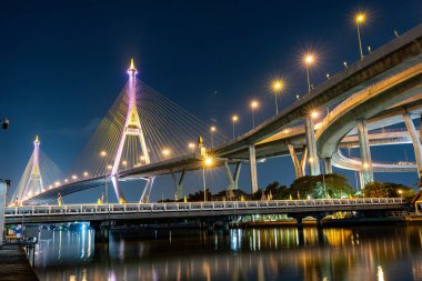 Bangkok, Tayland: Aralık 2021 - Bhumibol asma köprüsü Bangkok, Tayland 'daki Chao Phraya Nehri üzerinde. Tayland 'ın en güzel köprülerinden biri. Seçici odak.