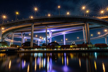 Bangkok, Tayland: Aralık 2021 - Bhumibol asma köprüsü Bangkok, Tayland 'daki Chao Phraya Nehri üzerinde. Tayland 'ın en güzel köprülerinden biri. Seçici odak.