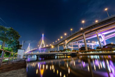 Bangkok, Tayland: Aralık 2021 - Bhumibol asma köprüsü Bangkok, Tayland 'daki Chao Phraya Nehri üzerinde. Tayland 'ın en güzel köprülerinden biri. Seçici odak.