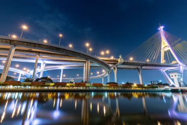 Bangkok, Tayland: Aralık 2021 - Bhumibol asma köprüsü Bangkok, Tayland 'daki Chao Phraya Nehri üzerinde. Tayland 'ın en güzel köprülerinden biri. Seçici odak.