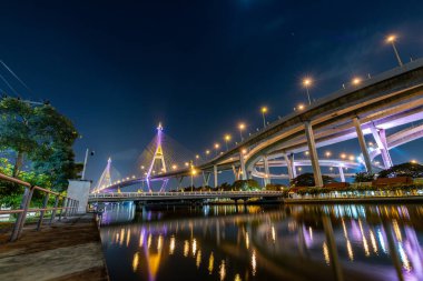 Bangkok, Tayland: Aralık 2021 - Bhumibol asma köprüsü Bangkok, Tayland 'daki Chao Phraya Nehri üzerinde. Tayland 'ın en güzel köprülerinden biri. Seçici odak.