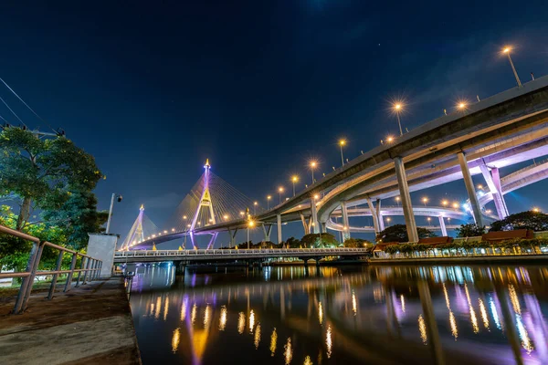 Μπανγκόκ Ταϊλάνδη Δεκέμβριος 2021 Μπουμιμπόλ Κρεμαστή Γέφυρα Διασχίζουν Τον Ποταμό — Φωτογραφία Αρχείου