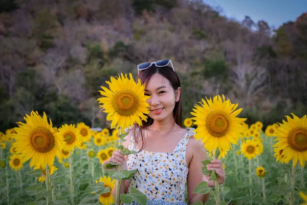 Щаслива Радісна Дівчина Соняшником Насолоджується Природою Посміхається Літньому Соняшниковому Полі — стокове фото