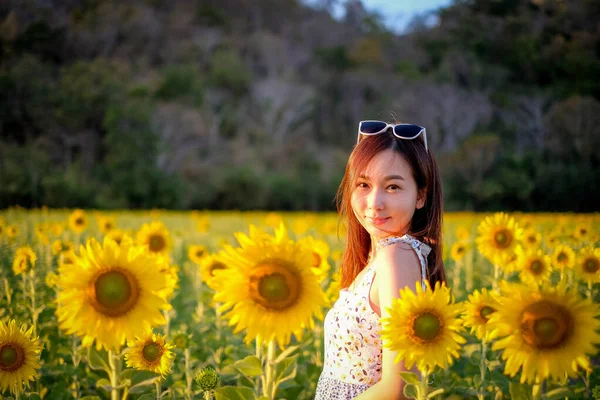 Feliz Chica Alegre Con Girasol Disfrutando Naturaleza Sonrisa Campo Girasol — Foto de Stock