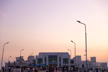 Bangpu, Samutprakarn, Tayland - Kasım 2021 Martı soğuğu kuzey yarımküreden Kasım 'dan Mart' a kadar tahliye eder. Birçok martılı deniz ve gökyüzü çok güzel zamanlardı..