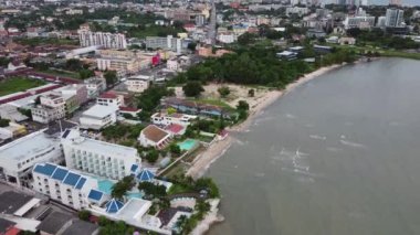 Bang Lamung ve Na Kluea deniz ürünleri pazarı, Chonburi, Tayland yakınlarındaki karada yerel Asya balıkçı teknelerinin hava görüntüsü..