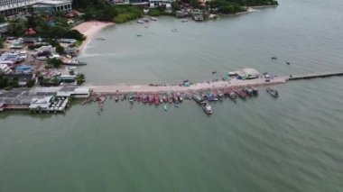 4K yerel Tersanede. Hava manzaralı eski bina ve gemilerle birlikte.